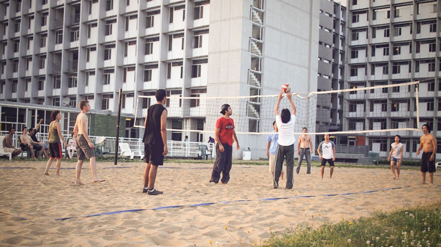 Groupe d'étudiants au volleyball de plage